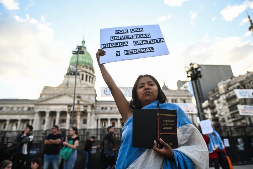 ¡Revolución Educativa! Milei y el Cobro a Extranjeros