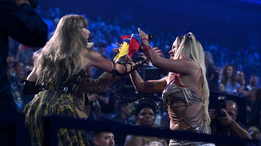 ¡Taylor y Karol G enloquecen con su baile viral en los VMAs!