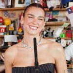 Genera un título atractivo y optimizado para SEO para el artículo "Dua Lipa elimina el 'optimismo radical' para Tiny Desk
". El título debe ser emocionante y contener una palabra clave relevante, no colocar las iniciales de cada palabra con mayúsculas, sino que la mayúscula debe ir únicamente si es necesario según las reglas gramaticales, es decir la primer palabra si debe empezar con mayúscula asi como tambien los siglas, número romanos, nombres propios, como los nombres de personas, animales, lugares, países, ciudades, regiones, continentes, ríos, montañas, etc. Limita el título a 60 caracteres, pero asegúrate de que sea irresistible para los lectores.