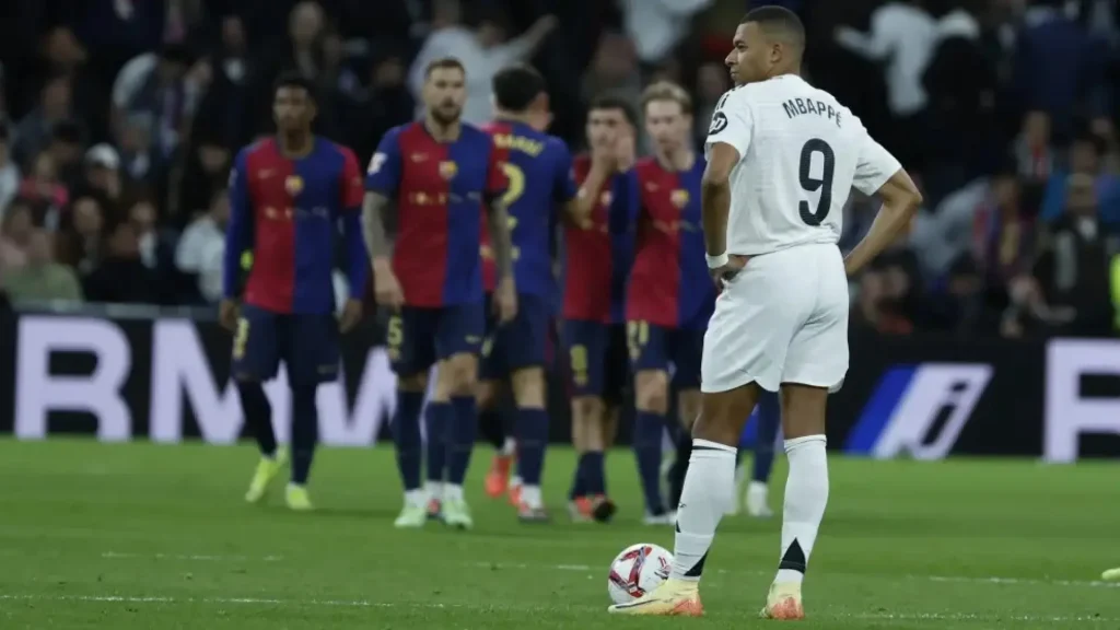 Genera un título atractivo y optimizado para SEO para el artículo "Los señalados tras la debacle del Real Madrid en el Clásico ante el Barça: de Ancelotti a Mbappé". El título debe ser emocionante y contener una palabra clave relevante, no colocar las iniciales de cada palabra con mayúsculas, sino que la mayúscula debe ir únicamente si es necesario según las reglas gramaticales, es decir la primer palabra si debe empezar con mayúscula asi como tambien los siglas, número romanos, nombres propios, como los nombres de personas, animales, lugares, países, ciudades, regiones, continentes, ríos, montañas, etc. Limita el título a 60 caracteres, pero asegúrate de que sea irresistible para los lectores.