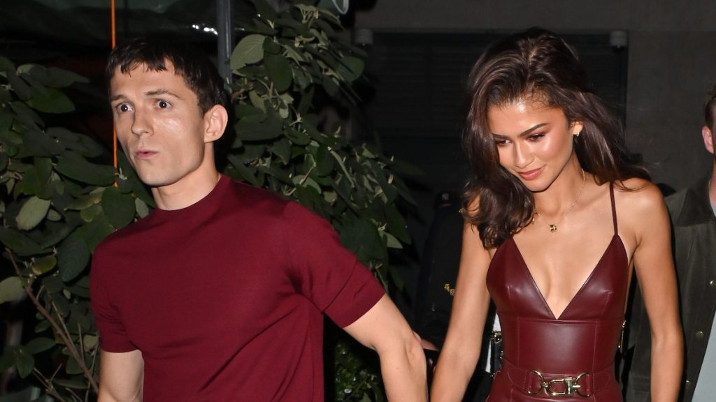 Genera un título atractivo y optimizado para SEO para el artículo "Zendaya y Tom Holland, una pareja muy conjuntada con el color supertendencia en Nueva York". El título debe ser emocionante y contener una palabra clave relevante, no colocar las iniciales de cada palabra con mayúsculas, sino que la mayúscula debe ir únicamente si es necesario según las reglas gramaticales, es decir la primer palabra si debe empezar con mayúscula asi como tambien los siglas, número romanos, nombres propios, como los nombres de personas, animales, lugares, países, ciudades, regiones, continentes, ríos, montañas, etc. Limita el título a 60 caracteres, pero asegúrate de que sea irresistible para los lectores.