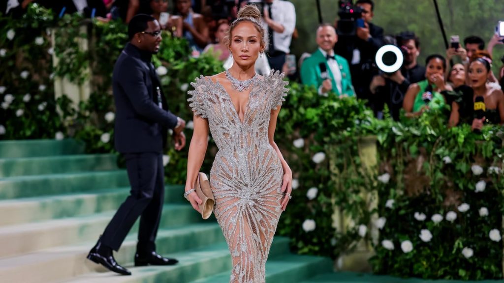 Bad Bunny y JLo deslumbran en la Gala del Met: ¡Poder Latino!