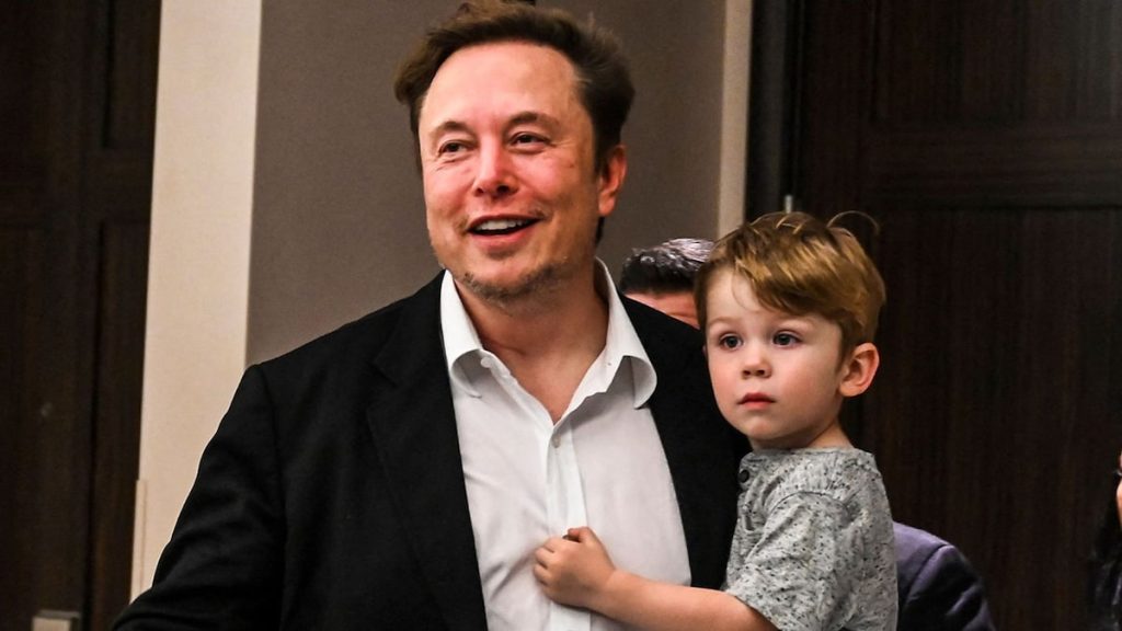 Elon Musk lleva a su hijo X AE A-XII al trabajo: ¡Descubre cómo!