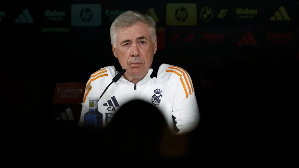 Genera un título atractivo y optimizado para SEO para el artículo "Ancelotti, tajante sobre Mbappé: "Yo no estoy aquí para hablar de especulaciones, él ha mejorado mucho en este parón"". El título debe ser emocionante y contener una palabra clave relevante, no colocar las iniciales de cada palabra con mayúsculas, sino que la mayúscula debe ir únicamente si es necesario según las reglas gramaticales, es decir la primer palabra si debe empezar con mayúscula asi como tambien los siglas, número romanos, nombres propios, como los nombres de personas, animales, lugares, países, ciudades, regiones, continentes, ríos, montañas, etc. Limita el título a 60 caracteres, pero asegúrate de que sea irresistible para los lectores.