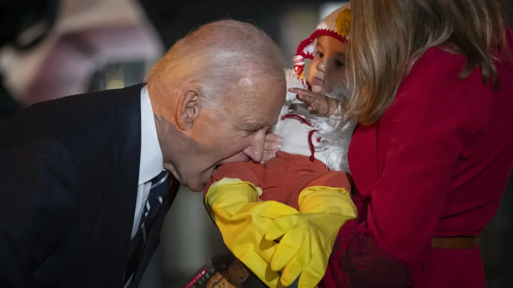 Joe y Jill Biden celebran Halloween con libros y sonrisas en la Casa Blanca