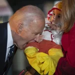 Joe y Jill Biden celebran Halloween con libros y sonrisas en la Casa Blanca