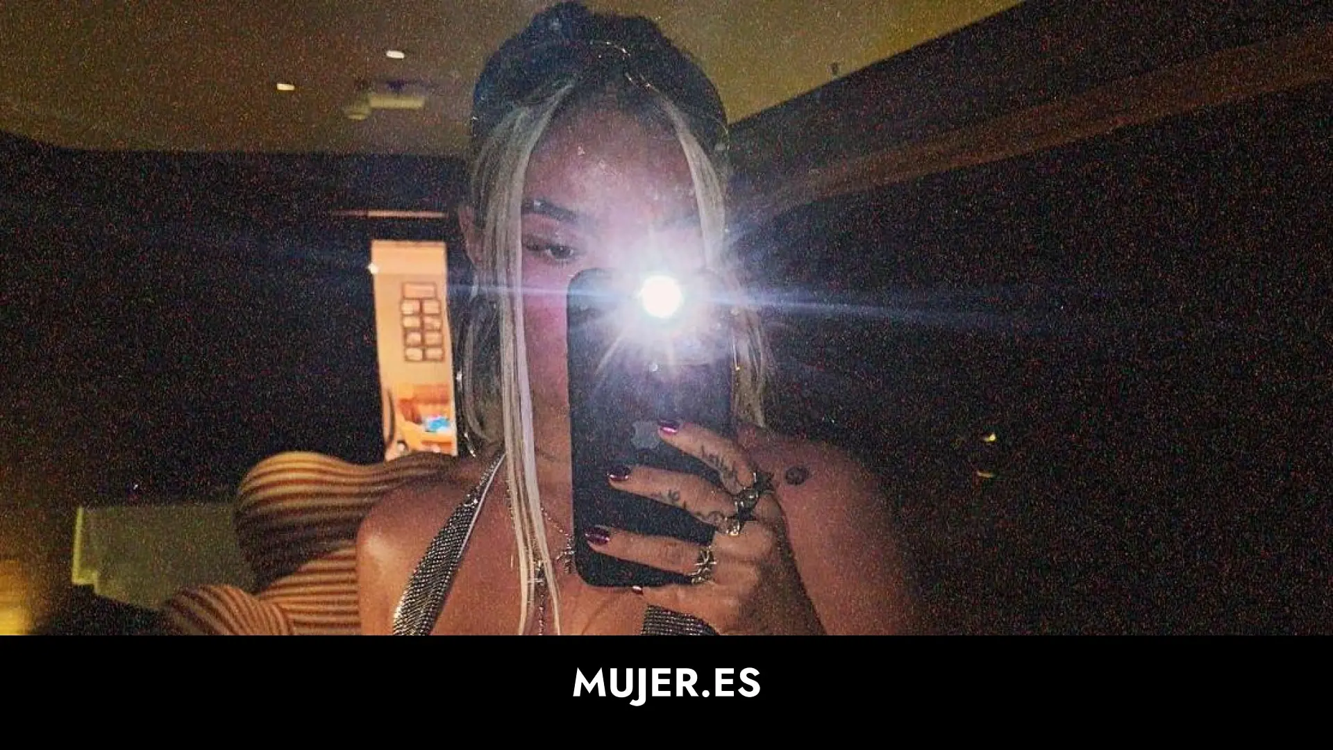 Karol G deslumbra en Instagram con su look de minisujetador y cargo