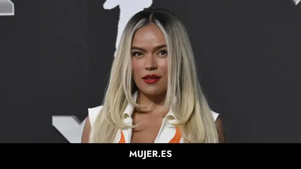 Karol G deslumbra en la alfombra roja de los MTV VMAs 2023