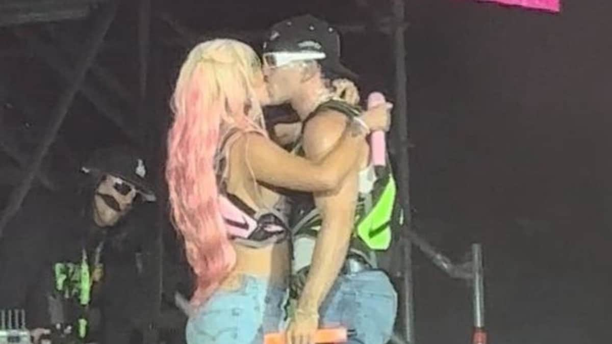 Karol G sorprende a su novio en concierto: baile y beso impactantes