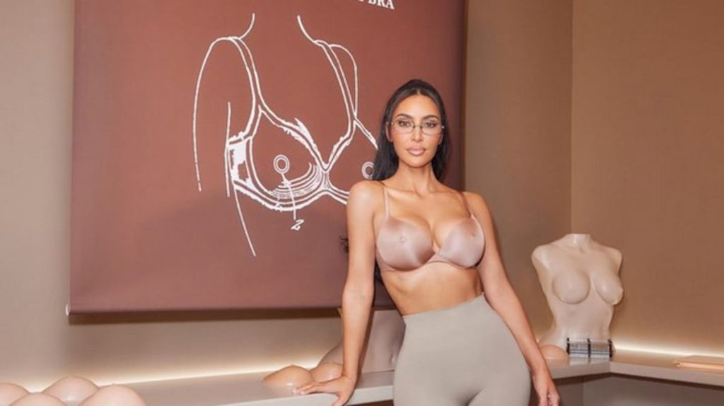 Kim Kardashian y su sujetador ecoamigable que marca tendencia