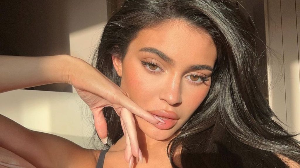 Kylie Jenner confirma la tendencia de uñas cuadradas para este otoño