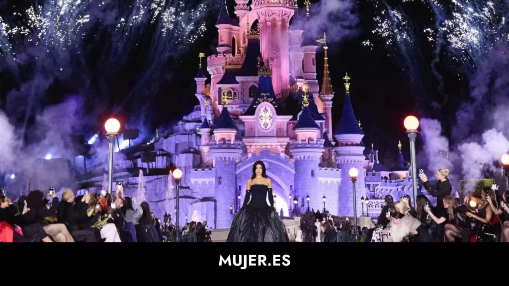 Kylie Jenner deslumbra en Coperni: desfile de princesa en Disneyland