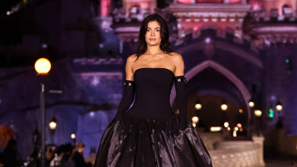 Kylie Jenner sorprende en Paris Fashion Week con desfile de Disneyland