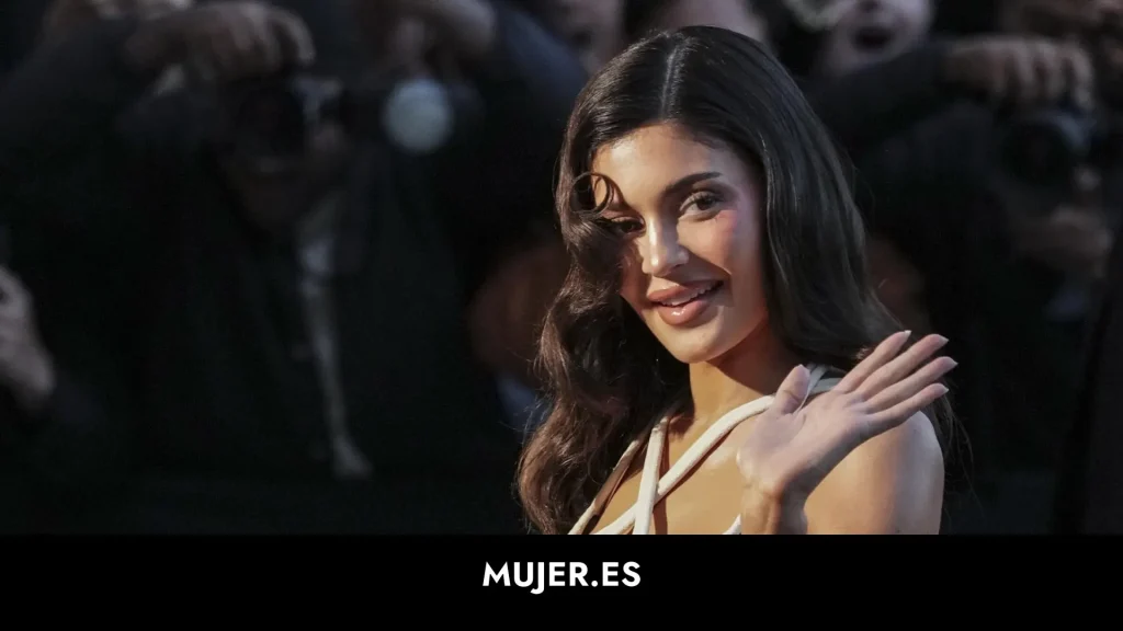 Kylie Jenner y su escote impactante: la tendencia que arrasará en 2025