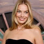 Margot Robbie y Scarlett Johansson deslumbran con looks de pasarela