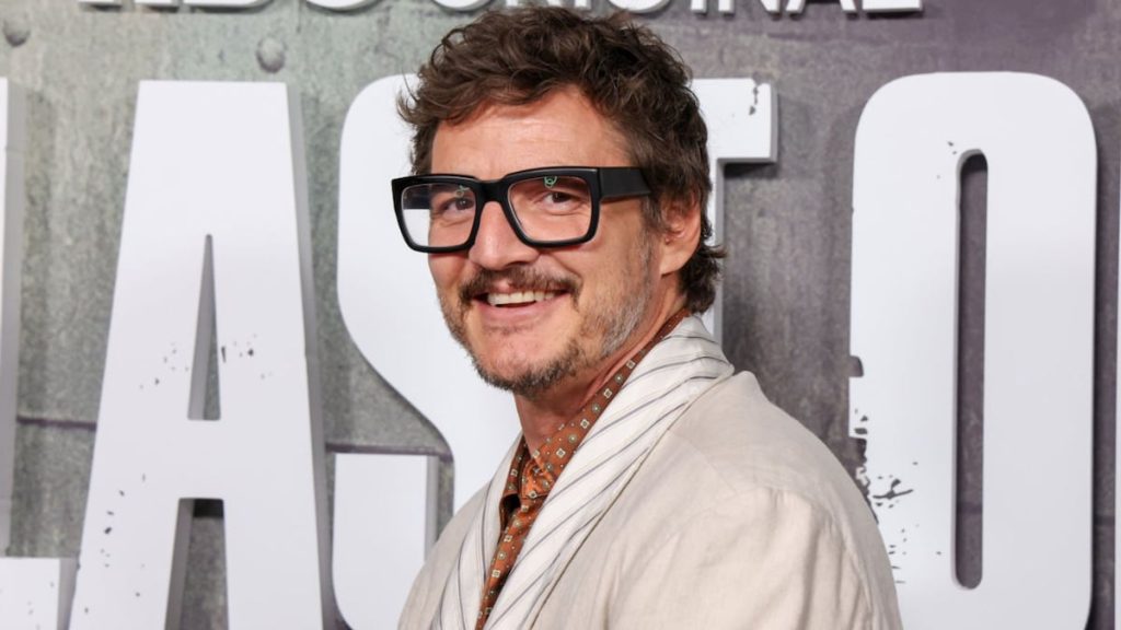 Pedro Pascal sorprende en pijama y bata en la fiesta de 'The Last of Us'