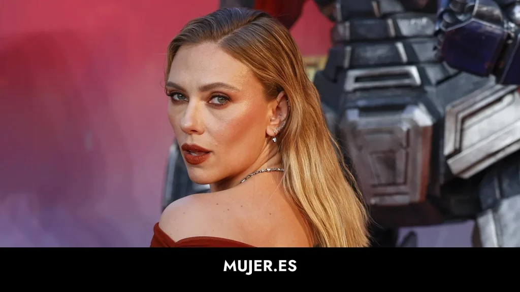 Scarlett Johansson deslumbra con su vestido ajustado en 'Transformers One'