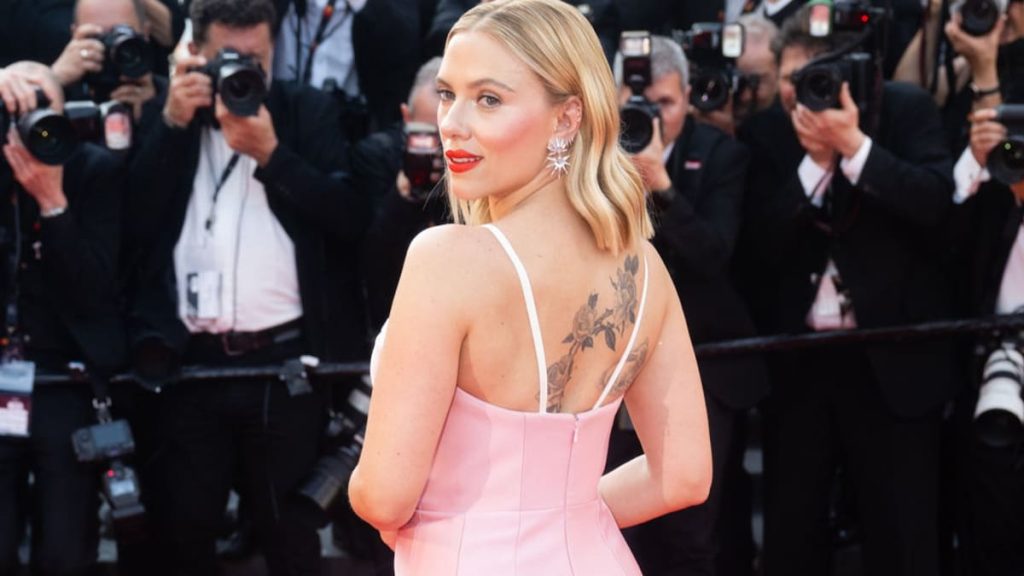 Scarlett Johansson deslumbra en Cannes con escote y tatuajes