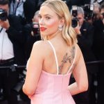 Scarlett Johansson deslumbra en Cannes con escote y tatuajes