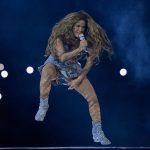 Shakira calma a hinchas en el vibrante show de medio tiempo