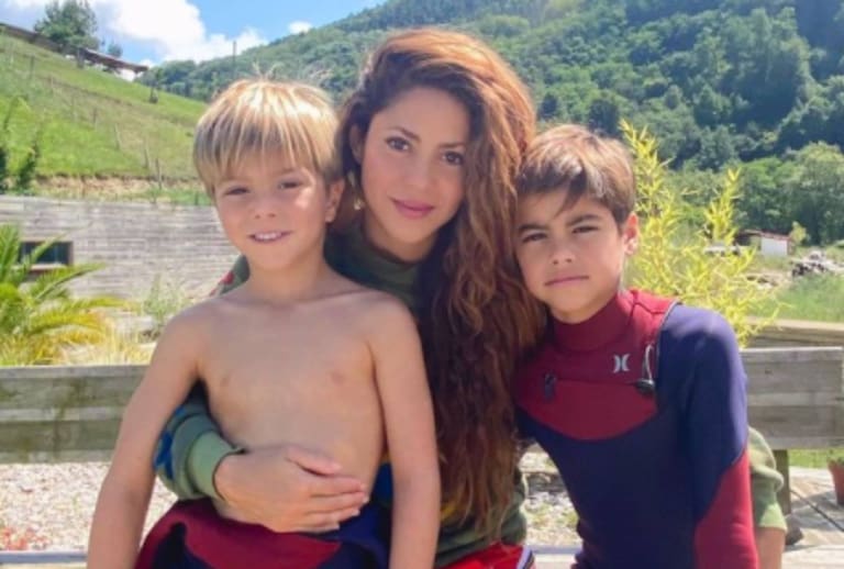 Shakira y sus hijos deslumbran en MTV VMAs 2023: ¡Moda familiar!