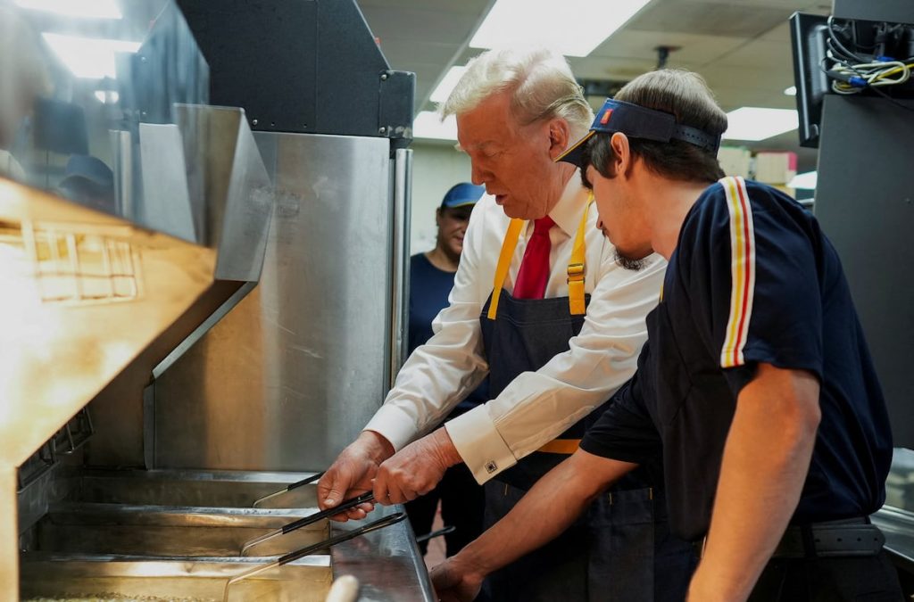 Trump y su insólita parada en McDonald's: ¡Fritas y Política!