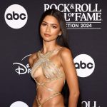 Zendaya deslumbra con look retro a lo Cher: el 'naked dress' que impacta