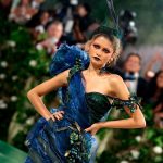 Zendaya deslumbra con vestido sirena y tocado en la MET Gala