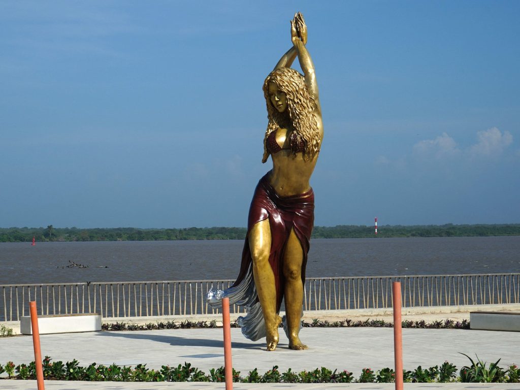 Caderas de una estatua brillan en homenaje a Shakira en Barranquilla