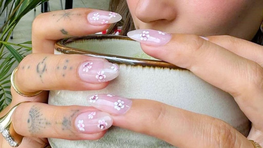 Descubre cómo lograr la manicura de Kylie Jenner con sticker nails