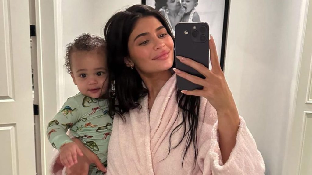 Descubre la rutina diaria de Kylie Jenner con sus hijos y más