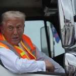 Donald Trump llega en camión de basura: respuesta a Biden y Harris