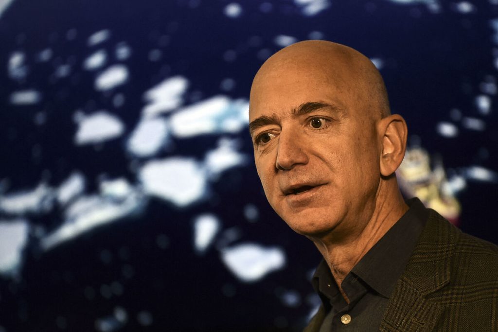 Jeff Bezos advierte: evita comprar televisores y coches en la recesión