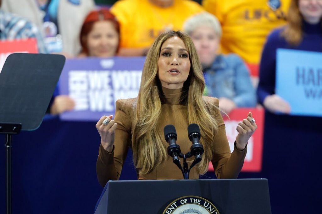 Jennifer Lopez defiende a los latinos en mitin de Kamala Harris