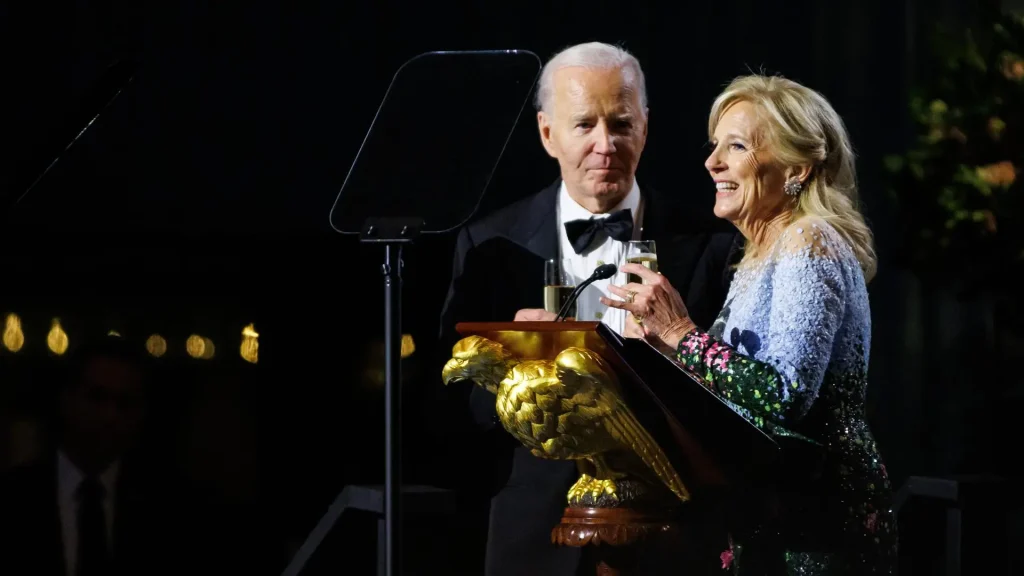 Joe Biden se emociona al recibir homenaje de Jill Biden en Washington