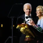 Joe Biden se emociona al recibir homenaje de Jill Biden en Washington