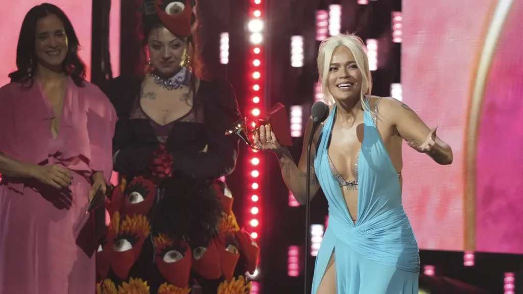 Karol G sorprende con actuación en su Latin Grammy: "Esto es para todos"