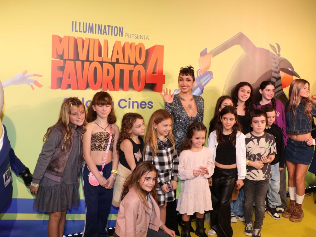 María Becerra conquista a los hijos de famosos en premiere de Mi villano favorito 4