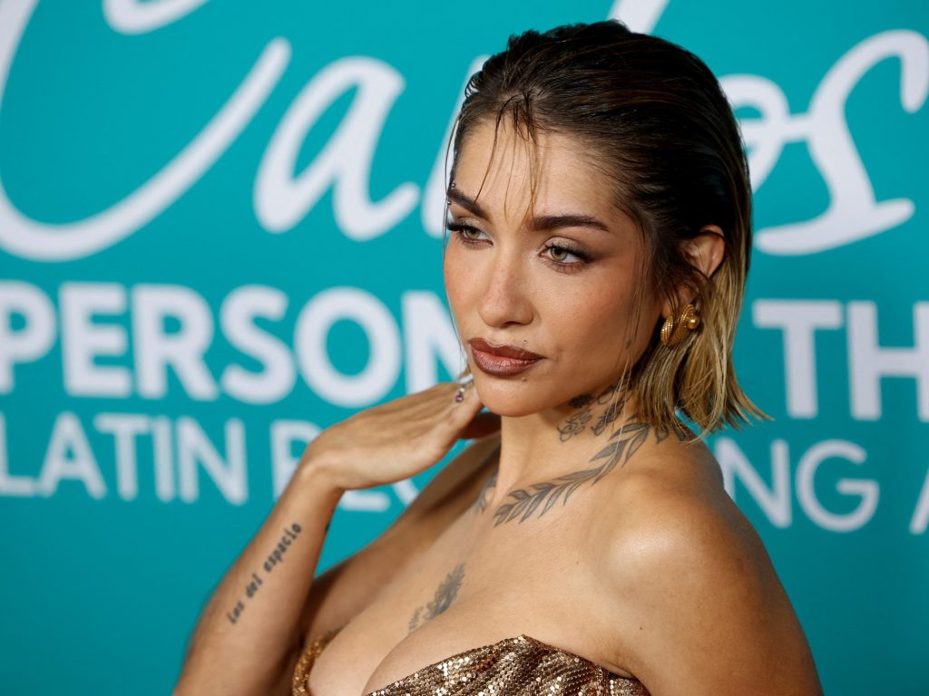 María Becerra deslumbra con su 'golden look' en gala previa a Latin Grammy 2024