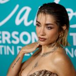 María Becerra deslumbra con su 'golden look' en gala previa a Latin Grammy 2024