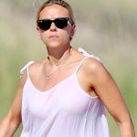 Scarlett Johansson brilla en bikini rojo mientras se relaja en Hamptons