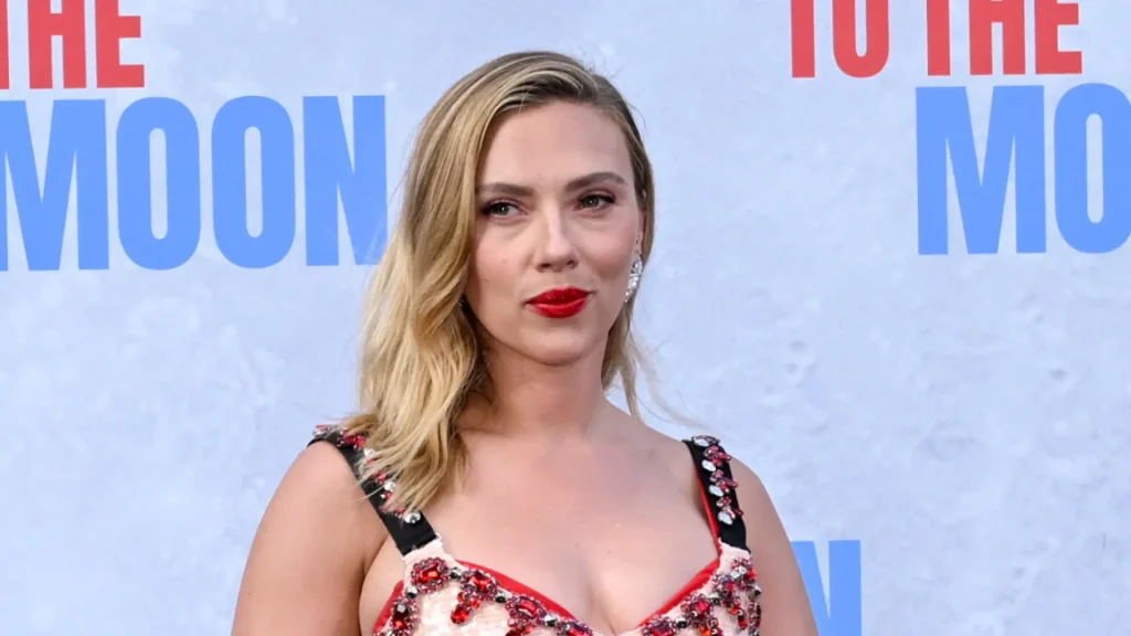 Scarlett Johansson condena a demócratas por rumores sobre Biden