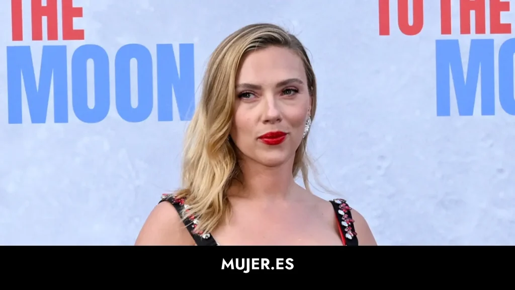 Scarlett Johansson deslumbra en su estreno con vestido brillante