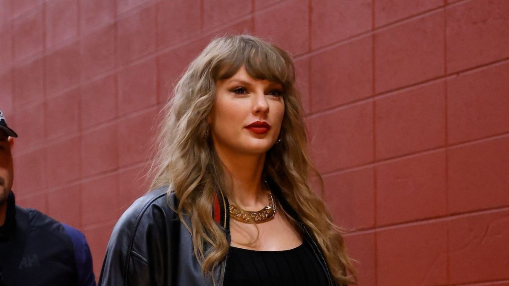 Taylor Swift deslumbran con su look talismán en shorts vaqueros