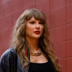 Taylor Swift deslumbran con su look talismán en shorts vaqueros