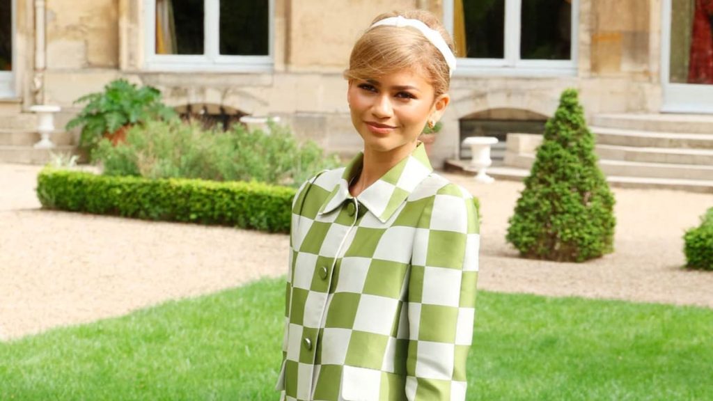 Zendaya brilla en París con un abrigo vintage de estampado damero