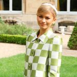 Zendaya brilla en París con un abrigo vintage de estampado damero