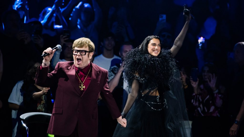 Dua Lipa sorprende con emotivo dueto de Elton John en su álbum en vivo