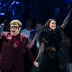 Dua Lipa sorprende con emotivo dueto de Elton John en su álbum en vivo