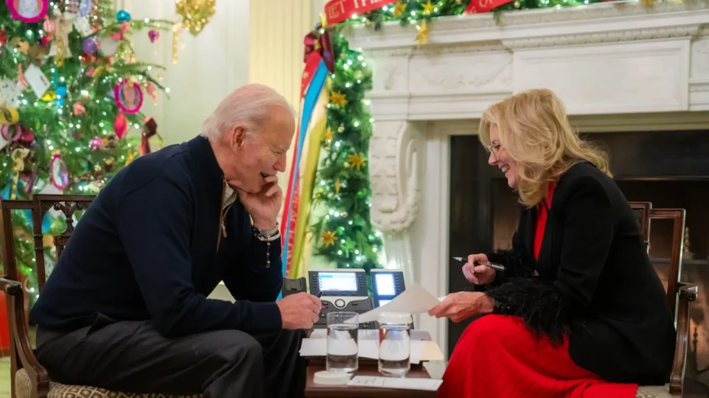 Joe Biden celebra su última Navidad en la Casa Blanca con magia navideña